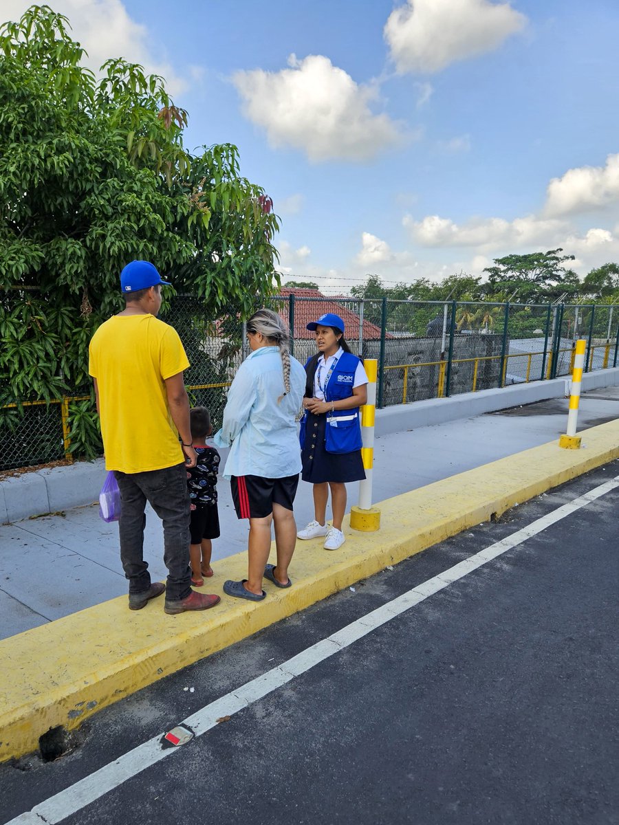 En el punto fronterizo de 📍Tecún Umán, muchas personas migrantes regresan a Guatemala a vía terrestre.

Desde la OIM, nuestras Unidades Móviles están brindando apoyo esencial a quienes retornan, entregando kits básicos, orientación sobre oportunidades en el país, referencias a