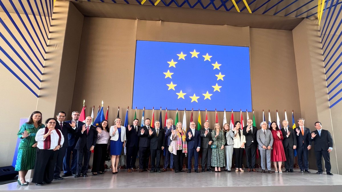 ¡Hoy celebramos un nuevo #DíaDeEuropa juntos!🇪🇺

La Unión Europea en Perú, sus Estados miembros y socios peruanos celebramos juntos la unidad y diversidad de Europa, que empezó el 9 de mayo de 1950 con la Declaración de Schuman.

#DíaDeEuropa2025 #EuropeDay #MesDeEuropa

👇🏽