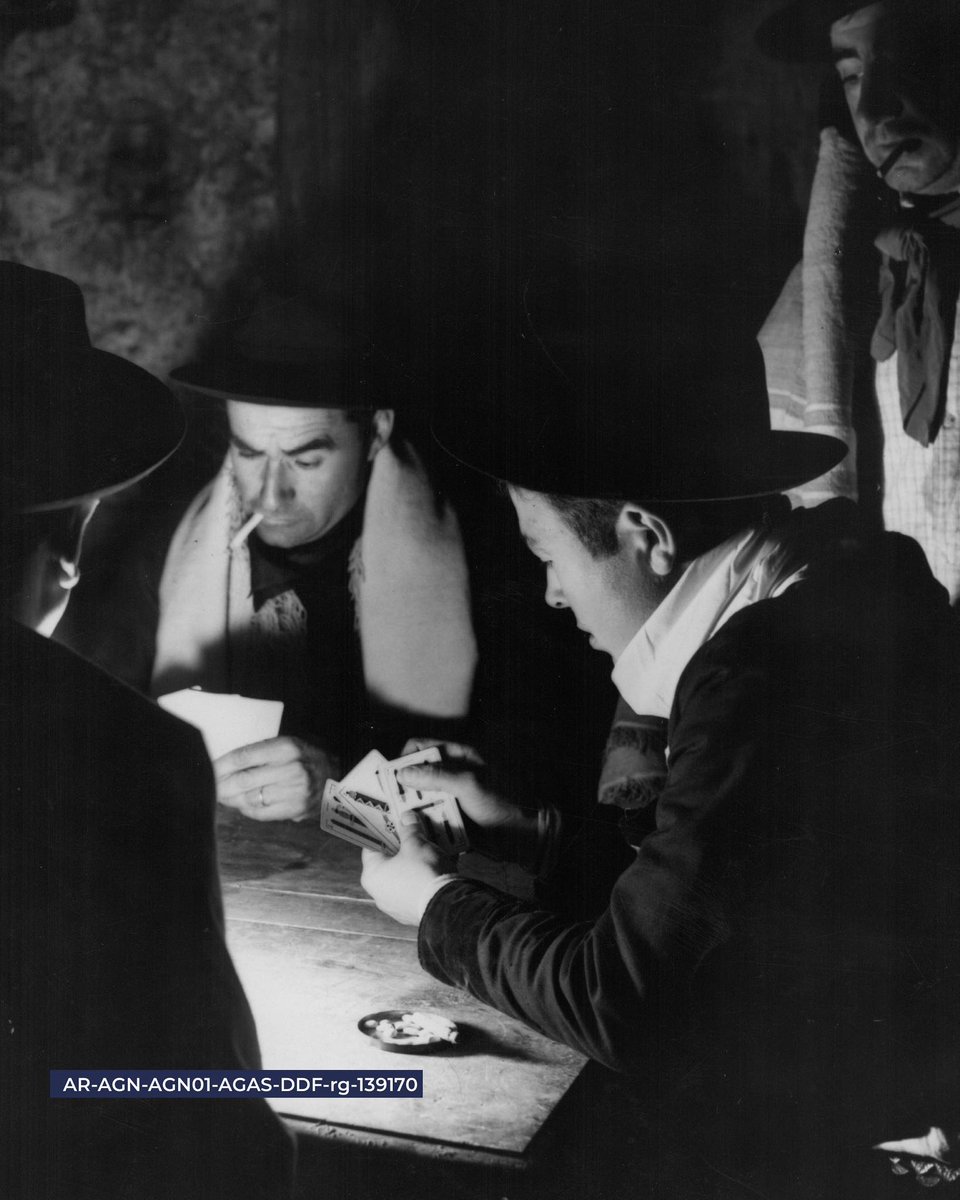 🌺Noche de truco con amigos. 1936.