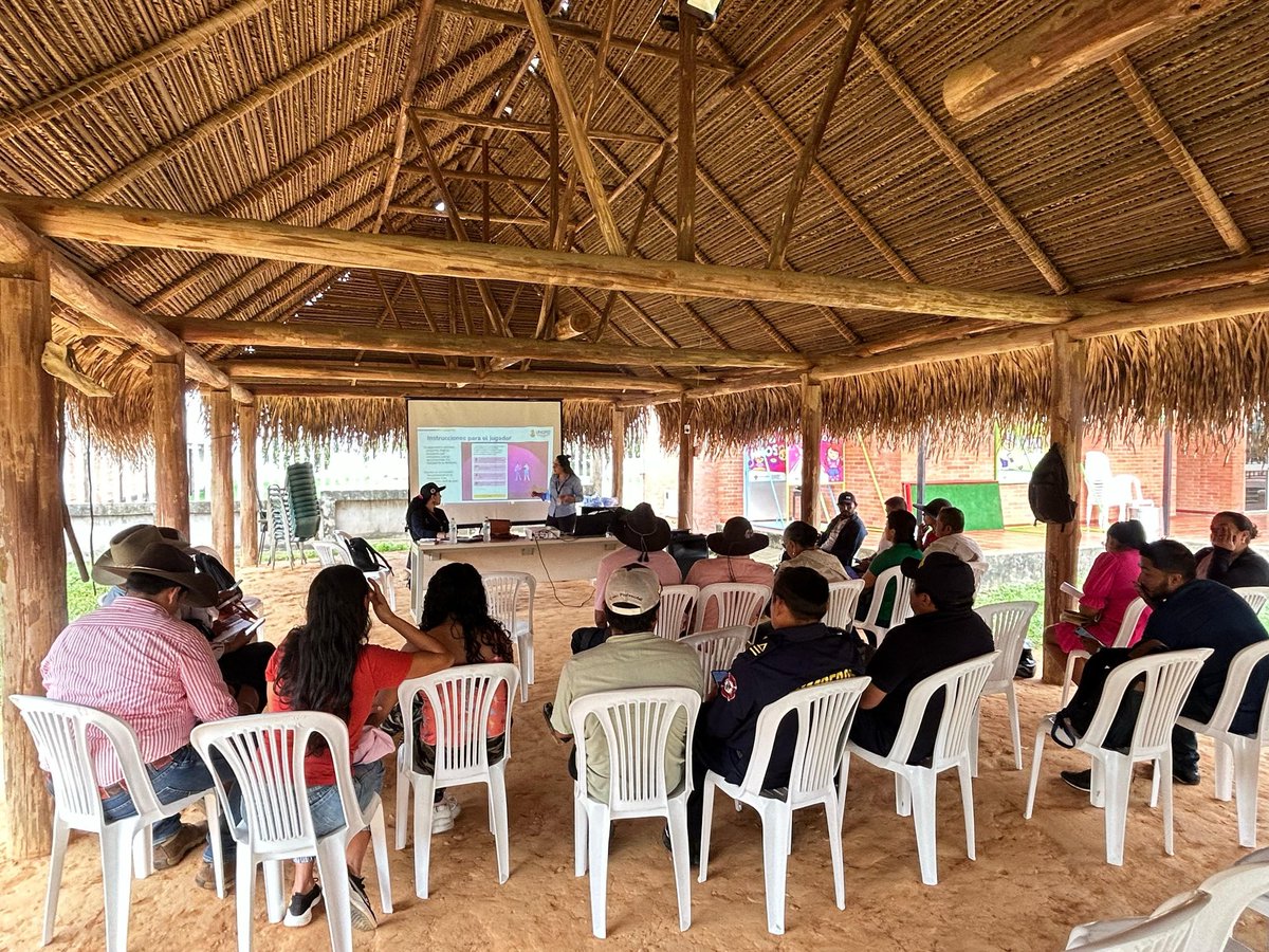 UNGRD's tweet photo. La #UNGRD avanza en el fortalecimiento de la gobernanza en #Casanare con jornadas de trabajo en #Trinidad y #Pore, en articulación con la Dirección Departamental de Gestión del Riesgo.

📊 Se socializaron diagnósticos técnicos de los PMGRD y se realizó un taller participativo con sectores públicos, privados y comunitarios.

🌱📌 La herramienta de diagnóstico participativo permitió identificar avances y oportunidades para fortalecer la resiliencia territorial frente a desastres y #CambioClimático.

🧩💡 Estos ejercicios fortalecen al equipo departamental para replicar la experiencia en otros municipios del departamento.