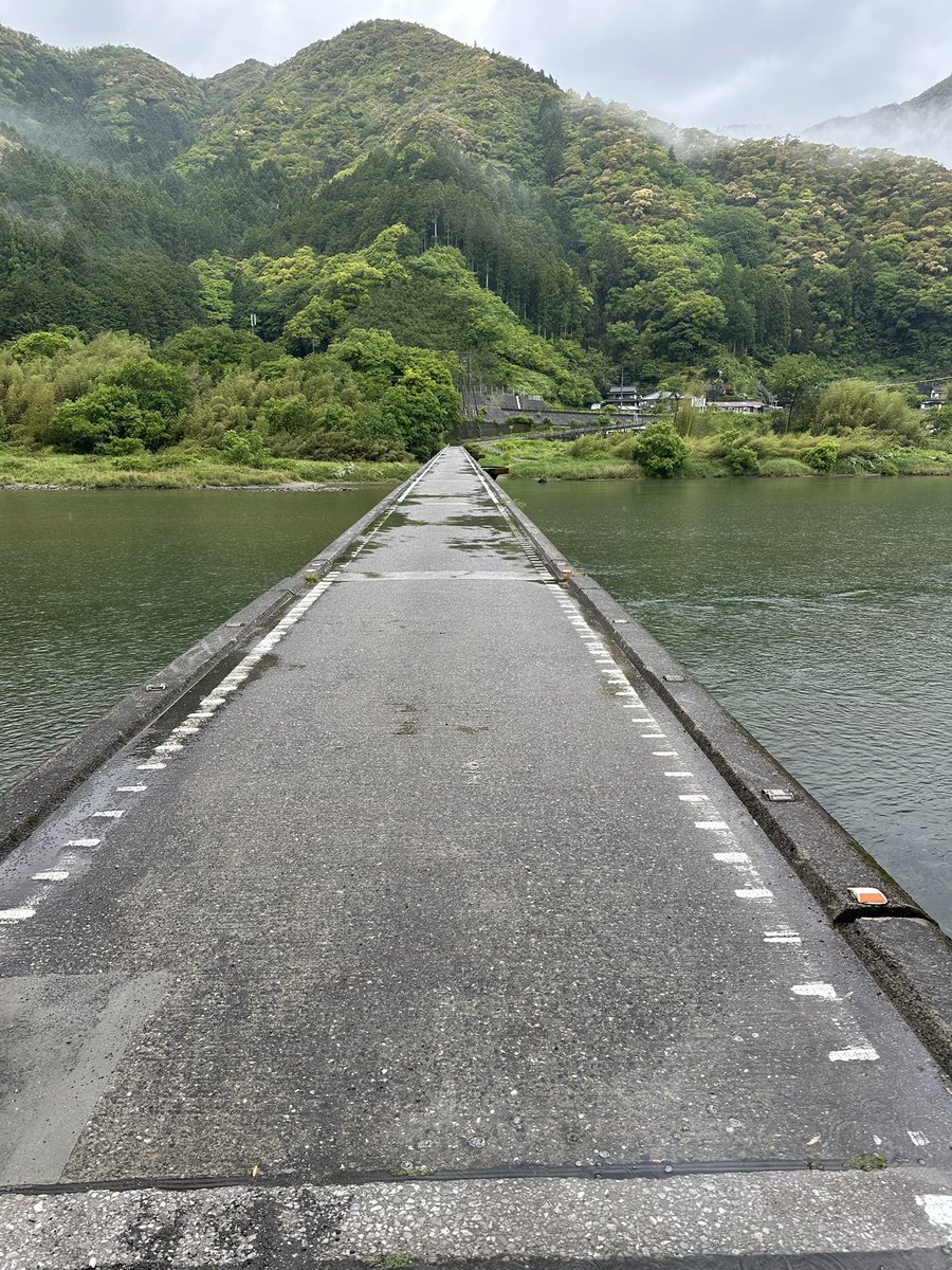 NvanCamper's tweet photo. 3日目スタート‼️
高速バスで高知に移動、なかなかの雨模様😓
レンタカー借りて名越屋沈下橋と片岡沈下橋へ
道の両脇に何もないとちょっと怖い😱 https://t.co/TcORr7YISY