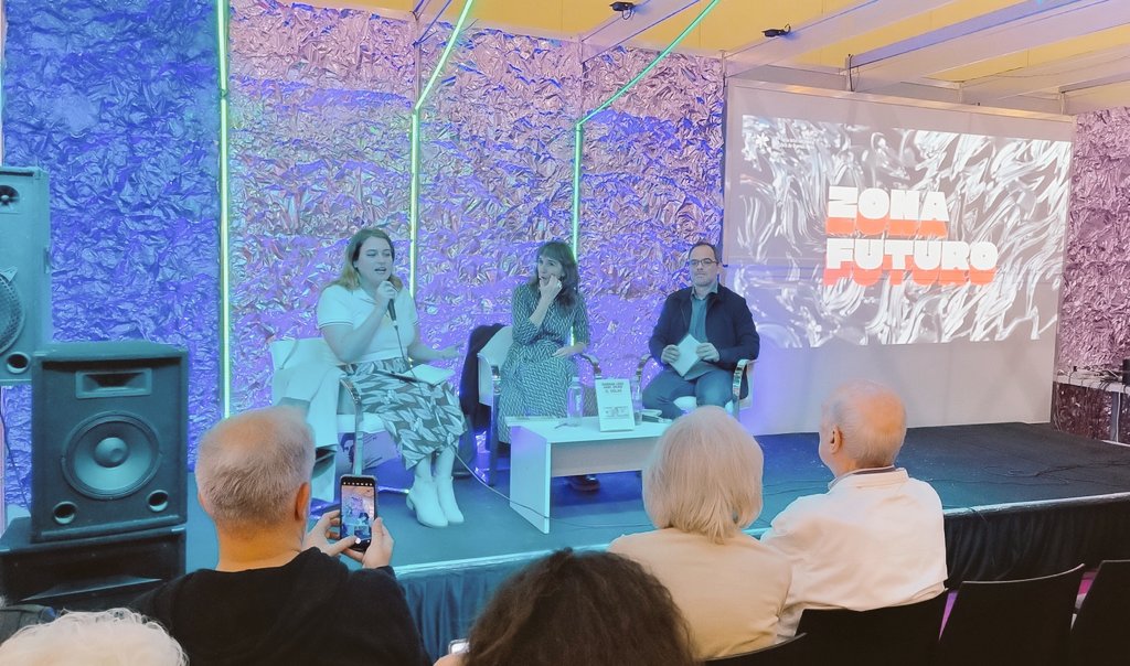 Zona Futuro (@zona_futuro) on Twitter photo El dólar en la Argentina con Mariana Luzzi, Ariel Wilkis y <a href="/CandelariaBotto/">Candelaria Botto</a>
<a href="/sigloxxiarg/">Siglo XXI Editores</a>
<a href="/ferialibro/">Feria del Libro</a> El dólar en la Argentina con Mariana Luzzi, Ariel Wilkis y <a href="/CandelariaBotto/">Candelaria Botto</a>
<a href="/sigloxxiarg/">Siglo XXI Editores</a>
<a href="/ferialibro/">Feria del Libro</a>