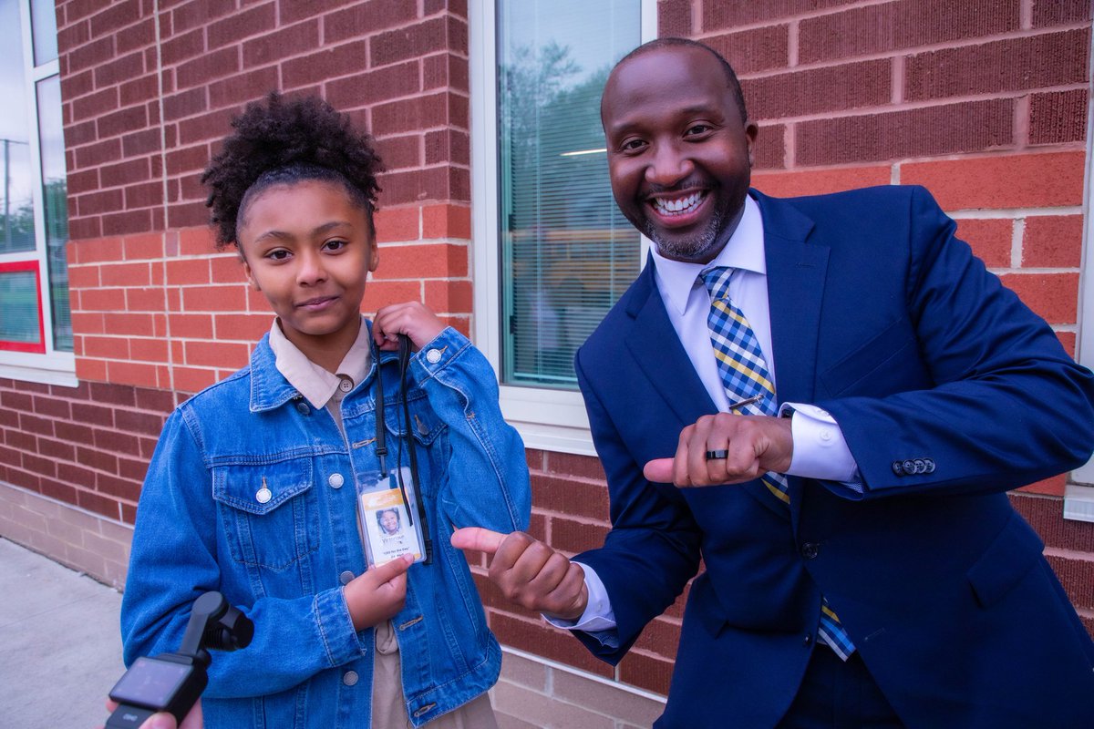 DrWarrenMorgan's tweet image. Check out our CEO for the Day! @CLEMetroSchools scholar, Victorious Blackman, was CEO for the day by winning a book contest. She met with Cleveland leaders, HS students, and principals. She has what it takes to be a CEO! #ProudCEO #CEOfortheday #BuildingBrighterFutures #CMSD