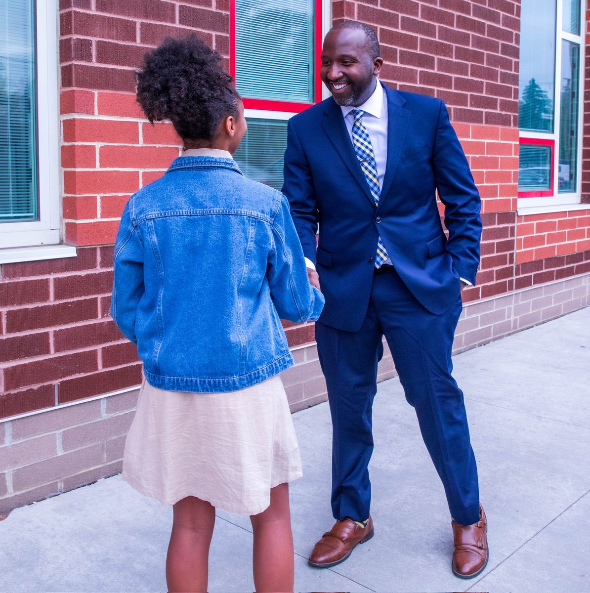 DrWarrenMorgan's tweet image. Check out our CEO for the Day! @CLEMetroSchools scholar, Victorious Blackman, was CEO for the day by winning a book contest. She met with Cleveland leaders, HS students, and principals. She has what it takes to be a CEO! #ProudCEO #CEOfortheday #BuildingBrighterFutures #CMSD