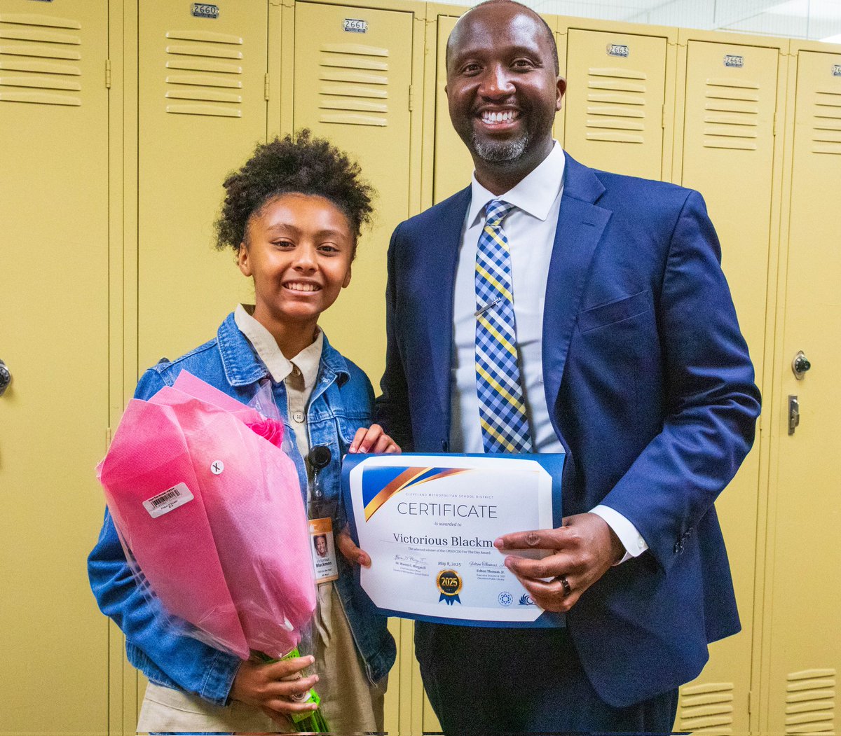 DrWarrenMorgan's tweet image. Check out our CEO for the Day! @CLEMetroSchools scholar, Victorious Blackman, was CEO for the day by winning a book contest. She met with Cleveland leaders, HS students, and principals. She has what it takes to be a CEO! #ProudCEO #CEOfortheday #BuildingBrighterFutures #CMSD