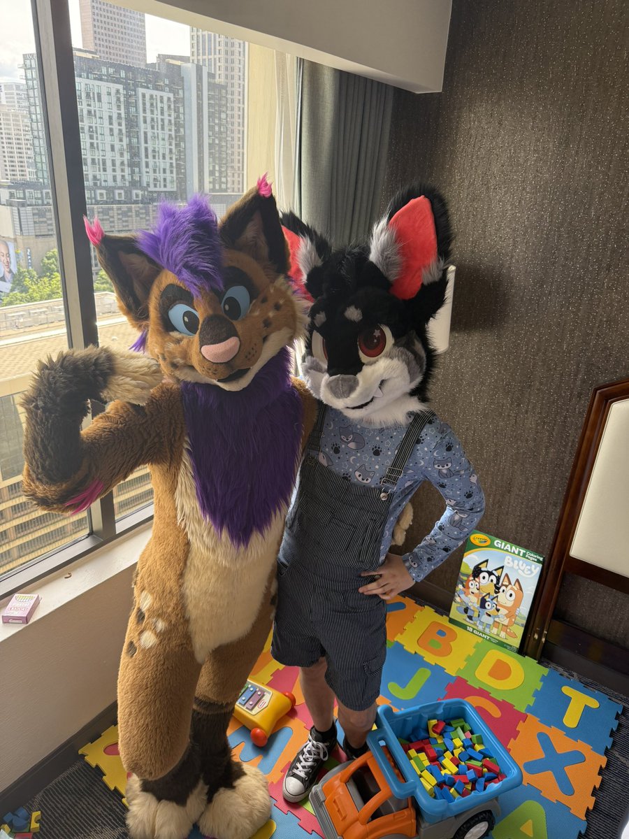 BabyBurgerBat's tweet photo. Met big baby @spacecrinks today!!! Glad I got to meet the kitty! 💜 https://t.co/hzOif31EcZ