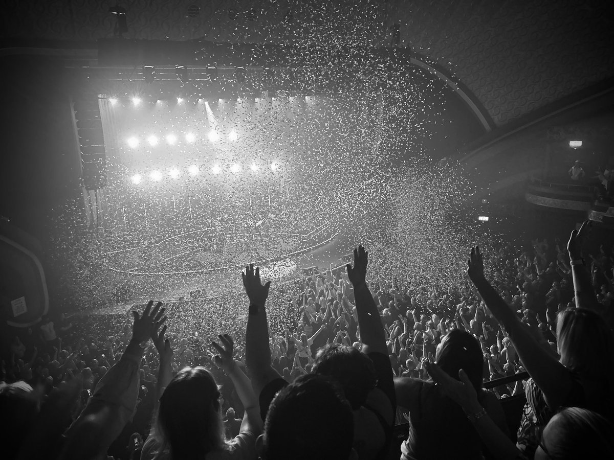 The feeling when the hands go in the air…
#NeverForget #garybarlow #songbooktour #apollo #Manchester 
<a href="/GaryBarlow/">Gary Barlow</a> <a href="/AnitaJayneBooth/">✨AnitaJayneBooth✨</a> 🤩❤️🎶🎹🙌