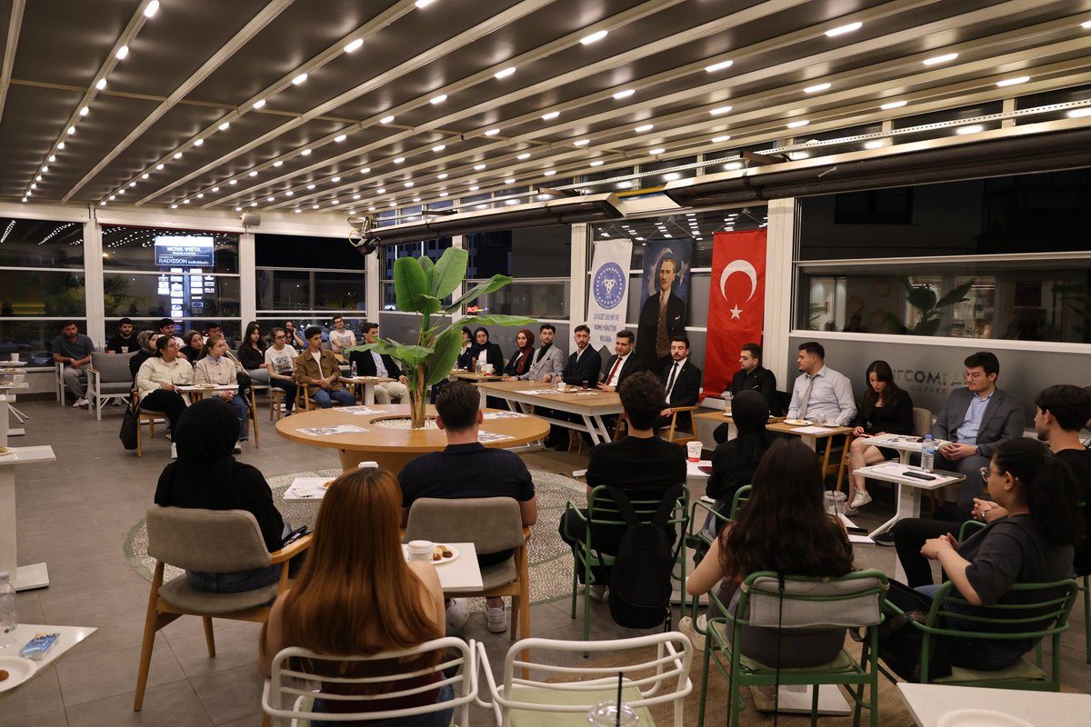 Beylikova Kaymakamı Sn. İsmail ŞANAL, Eskişehir Osmangazi Üniversitesi Siyaset Bilimi ve Kamu Yönetimi kulübü öğrencileri ile bir araya geldi.