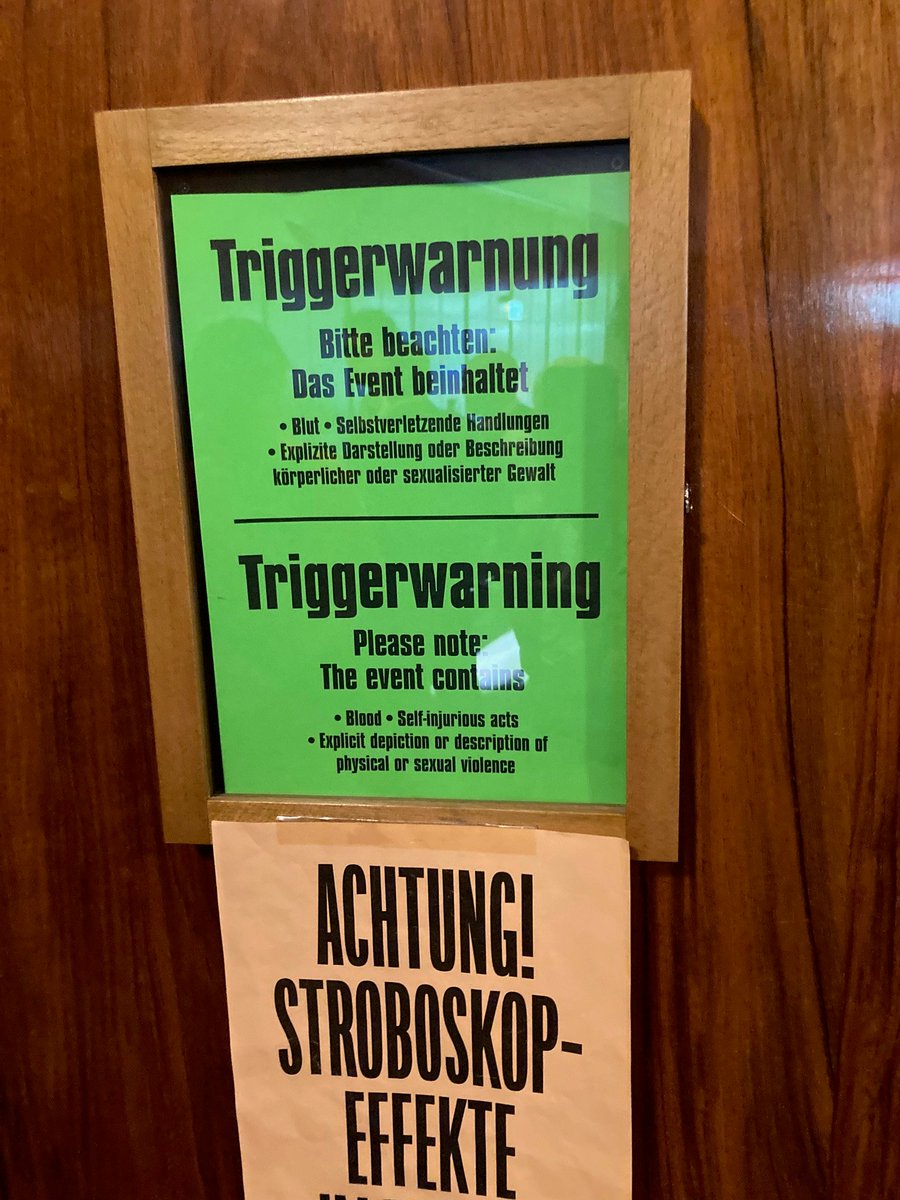 Vor 30 Jahren in der <a href="/Volksbuehne/">Volksbühne am Rosa-Luxemburg-Platz</a> verstand sich all das von selbst, ganz ohne Warnung. Bei den Vorstellungen der Oper Stuttgart hat Florentine Holzingers "Sancta" verstörte Zuschauer aus dem Saal getrieben. Wie gesagt, in Berlin sind wir anderes gewohnt, alle blieben.  <a href="/tt__blog/">Theatertreffen-Blog</a>