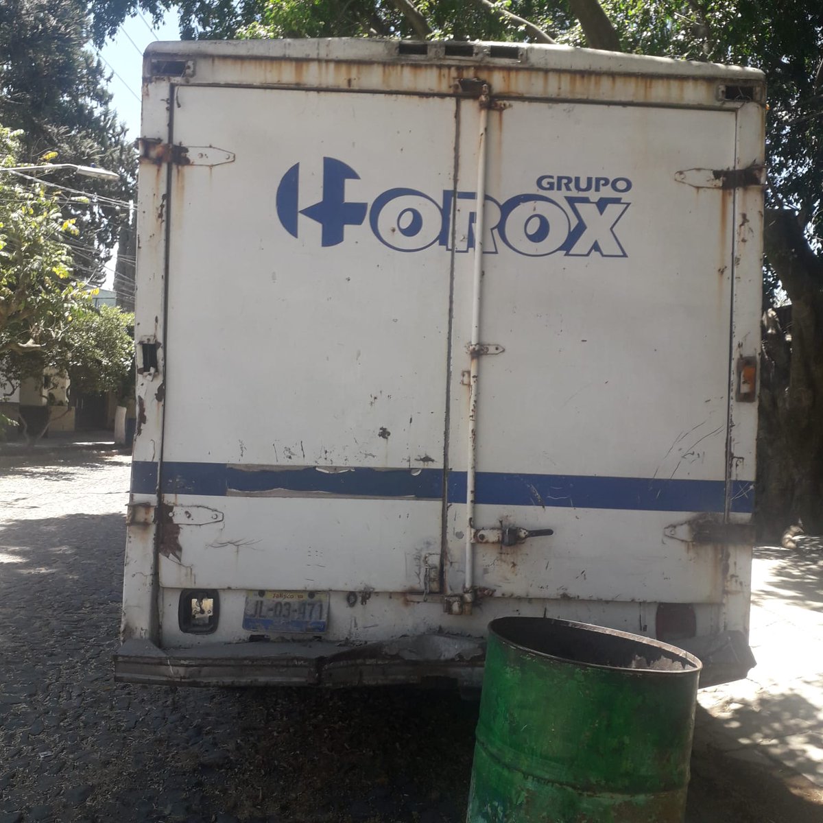 Camión abandonado desde Diciembre 2024 en calle Circunvalación Sur # 139 Col. Las Fuentes CP 45070 Zapopan Jalisco <a href="/MovilidadZap/">Movilidad Zapopan</a>  <a href="/TransporteJal/">Secretaría de Transporte Jalisco</a> <a href="/ZapopanDen/">Denuncia Ciudadana Zapopan</a>