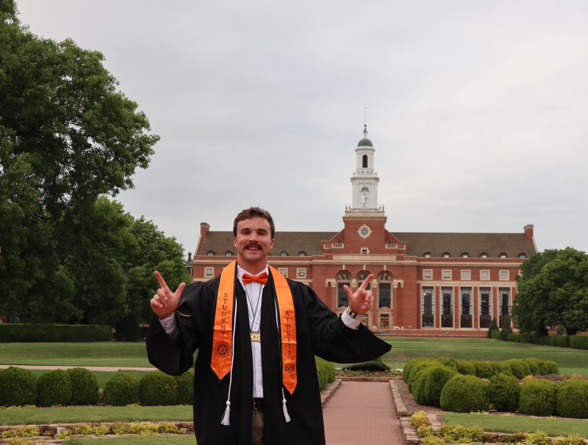 run4okstate's tweet photo. It’s graduation week!

Zac Robbins will be graduating with a Master’s of Business Administration!

#GoPokes I #run4okstate https://t.co/JlVEHu6TwN