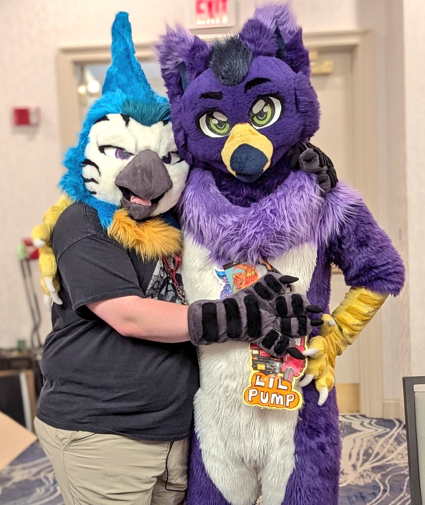 Thinking of dads this #FursuitFriday with <a href="/JayTheGryphon/">Jay The Gryphon</a>