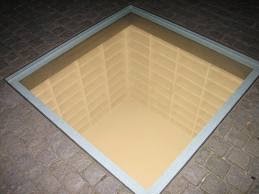 "Això fou només el preludi. On s'hi cremen llibres s'hi acaben cremant persones" Heinrich Heine.
L'any 1939 el franquisme va cremar, només a Barcelona, 72 tones de llibres
"Biblioteca" (Micha Ullman) a la Bebelplatz, Berlín, en record dels llibres cremats pels nazis, 10 maig 1933