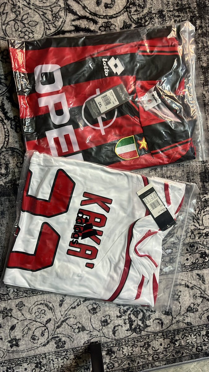 تيشيرتات البيق ميلان كلاسيك🤩❤️
كل هالجمال وبـ ٨٤ ريال بس