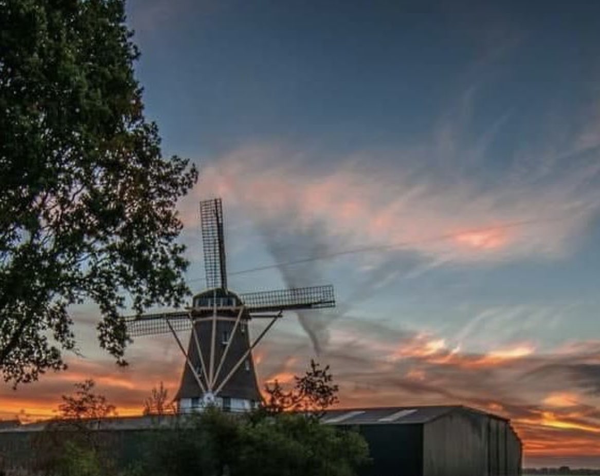 #Goedemorgen #zaterdag 

Ook #molen De Kraai in #Westbroek doet mee aan Open #Monumentendag op 13 september: kijk deze foto eens🥰. 

Vandaag trouwens weer een dagje mountainbiken met een stel fanatieke 50+ vrouwen🚴‍♀️. 

#Fijnweekend💋

#windmill #sunset #thenetherlands