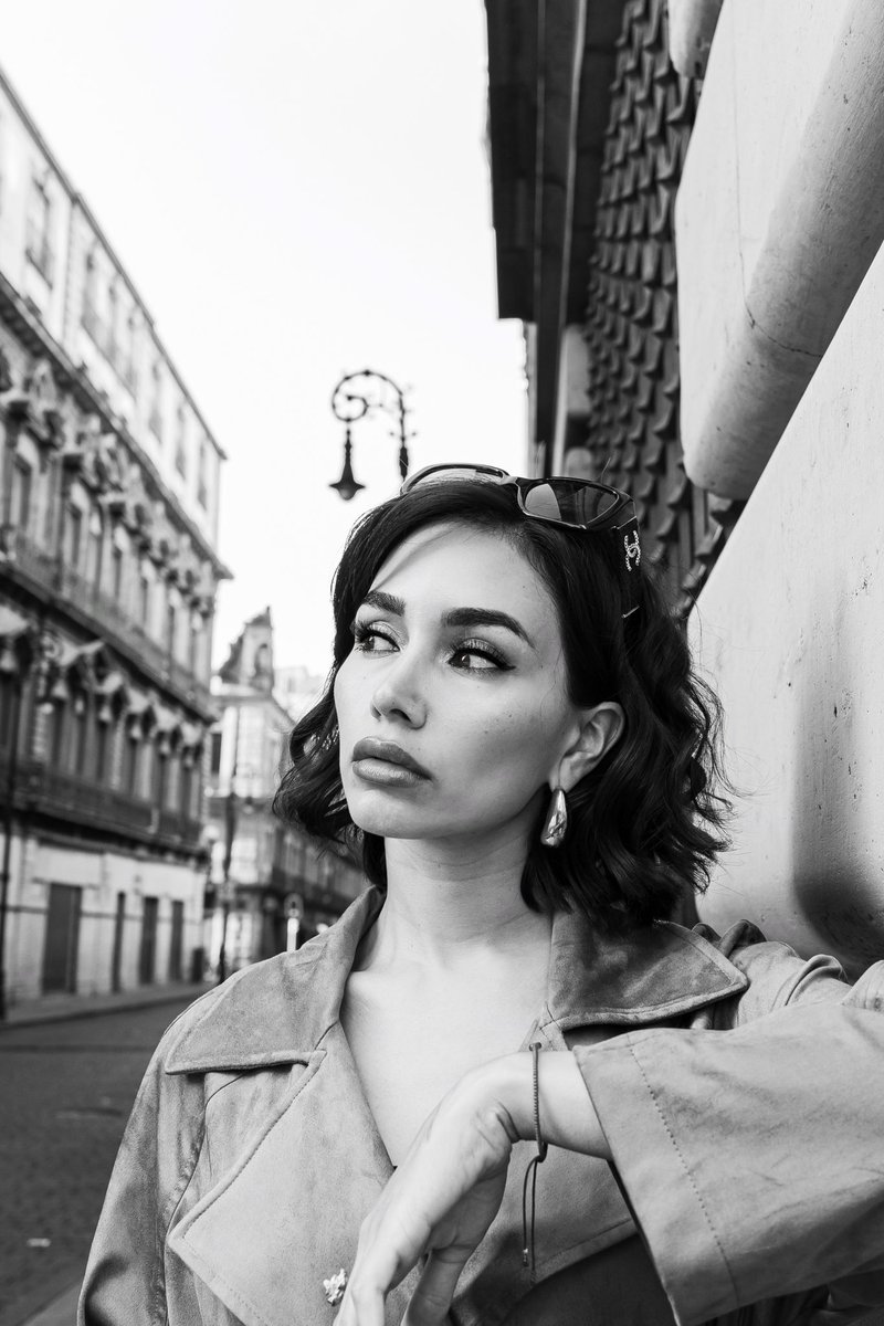 A veces la vida se revela en blanco y negro… como una escena clásica, donde cada sombra tiene propósito. 🎬🤍🖤