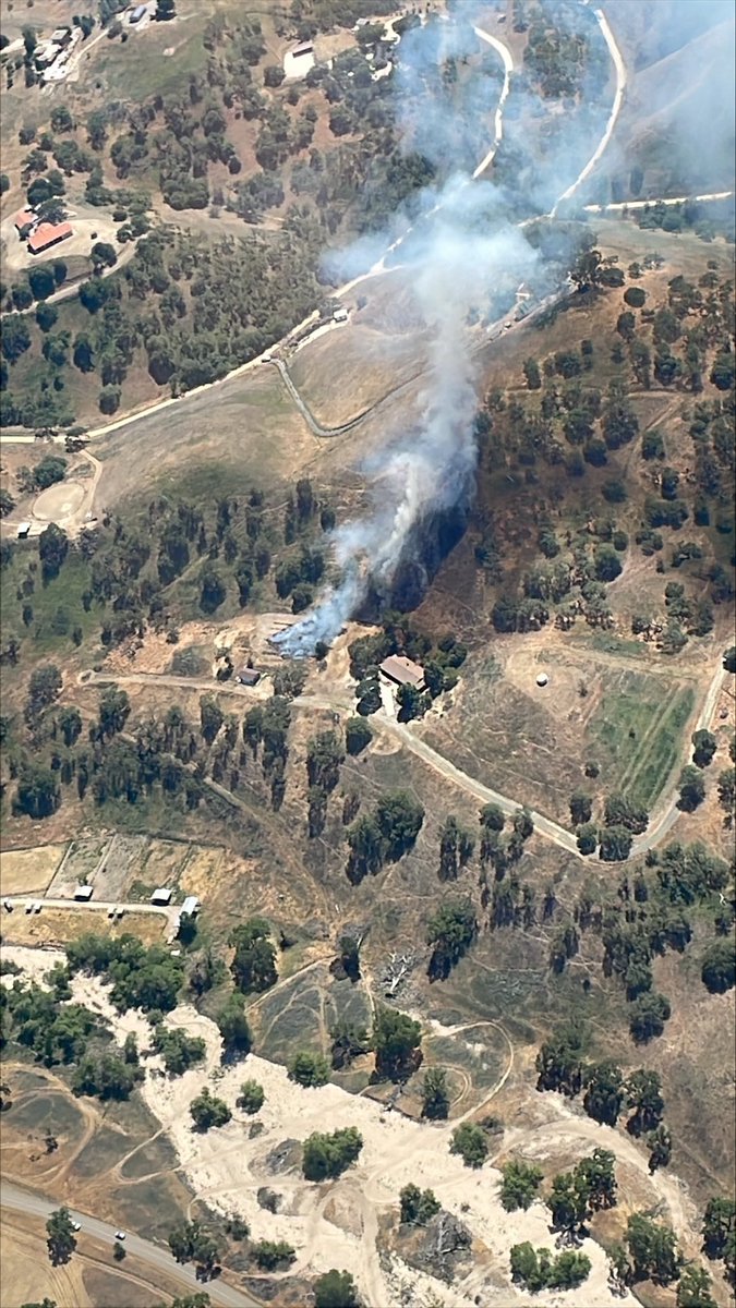 CALFIRE_SLO's tweet image. WILDLAND FIRE: Firefighters from @CALFIRE_SLO at scene of a 1 -2 acre fire near the 3700 block of Geneseo Rd in rural Paso Robles Ca. The #EagleFire is currently burning up hill with a slow rate of spread. The cause of the fire is under investigation.