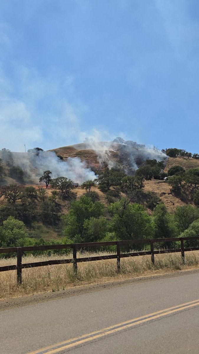 CALFIRE_SLO's tweet image. WILDLAND FIRE: Firefighters from @CALFIRE_SLO at scene of a 1 -2 acre fire near the 3700 block of Geneseo Rd in rural Paso Robles Ca. The #EagleFire is currently burning up hill with a slow rate of spread. The cause of the fire is under investigation.