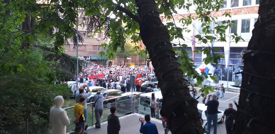 Mi protestujemo već dobrih pet godina... a i više 🇷🇸
9. maja 2020. na Trgu i ispred RTS-a