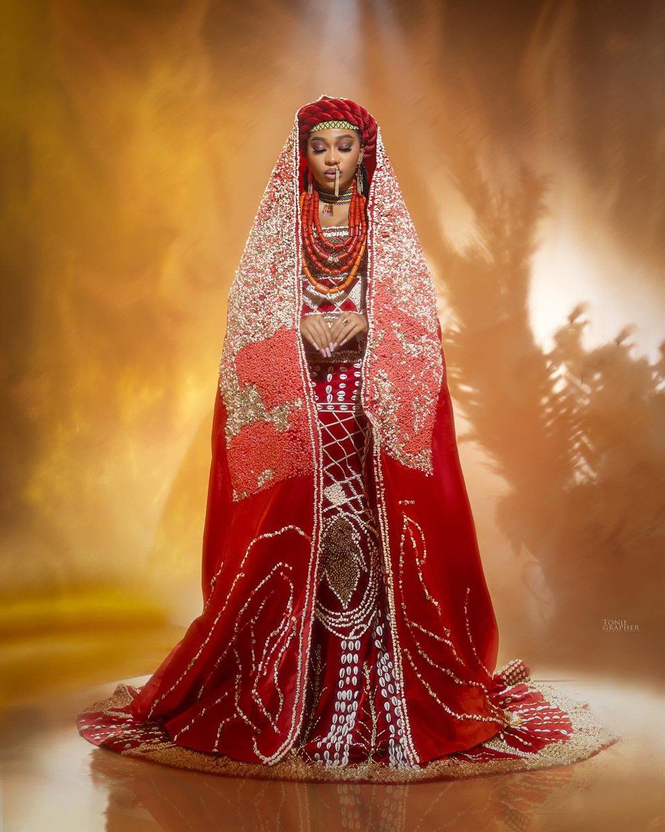 bigHotbaby1's tweet photo. As a dedicated fashion police lover, I have to say Olivia ate and left no crumbs!!!! For me she won Best Dressed. This look is a perfect fusion of royalty, tradition and elegance. The detailing, the fabric, the posture and everything screams power and grace. She didn’t just wear the outfit, she embodied it💫❣️❣️❣️ #amvca2025