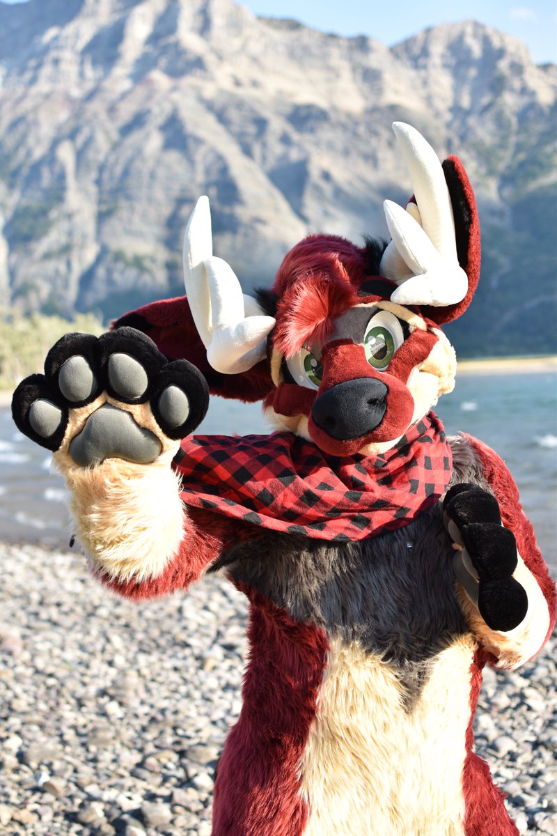 The deer waves to ya on #fursuitfriday, do you wave back?
<a href="/MoreFurLess/">More Fur Less</a> 
<a href="/FritzyFuture/">Future 🍊</a>