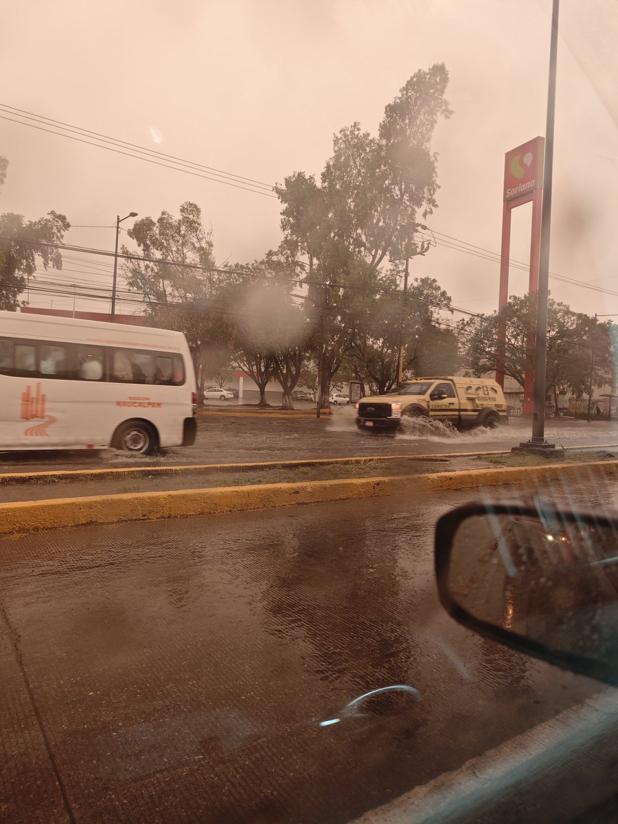 rcamarent's tweet image. Lluvia en Tultitlán y se inunda la López Portillo, altura de la bandera.