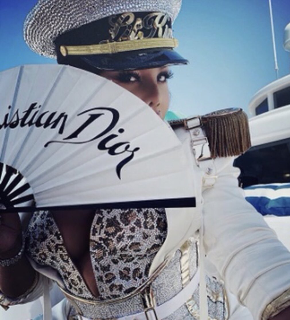 The Captain 

🙌🏽👑🐝 Lil’Kim 🫶🏾