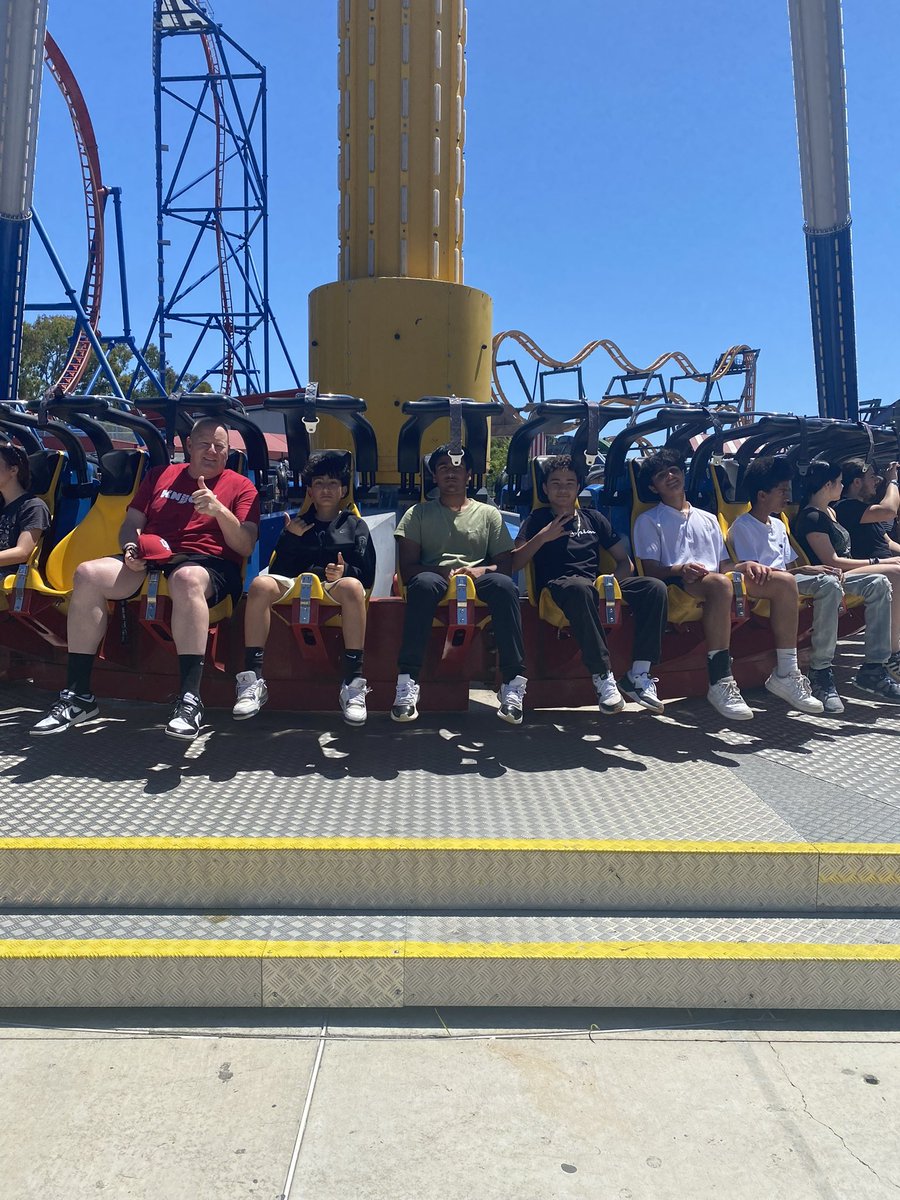 MustangsPHMS's tweet image. Our 8th graders (and their teachers) are having a blast at 6 Flags! #PHMSMustangsPRIDE 💚🐎 @MtDiabloUSD