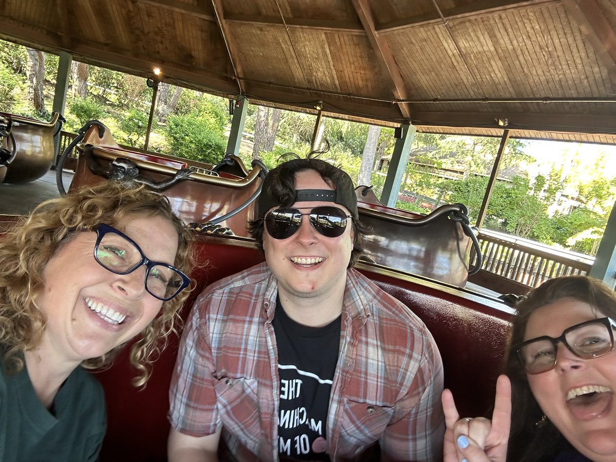 MustangsPHMS's tweet image. Our 8th graders (and their teachers) are having a blast at 6 Flags! #PHMSMustangsPRIDE 💚🐎 @MtDiabloUSD