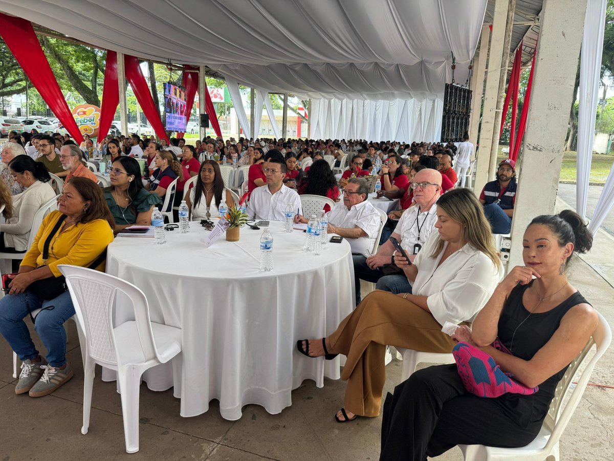 AlcaldiaDeTulua's tweet photo. 📚✨ Más de 500 docentes vivieron una jornada de aprendizaje y transformación en el Coliseo de Ferias. Con expertos internacionales y el apoyo de las Fundaciones Levapan, Barco, Celsia y la Universidad Emory, fortalecimos el modelo #SeeLearning con el alcalde @gustavovelezr. 🧠 https://t.co/NFso75uCyT