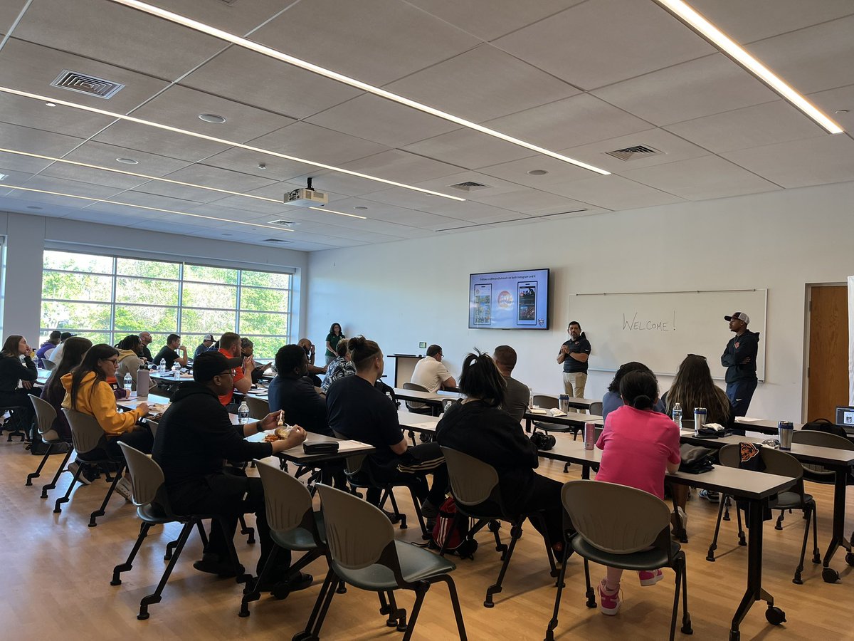 Growing the game downstate <a href="/BearsOutreach/">Chicago Bears</a> Girls Flag <a href="/IHSA_IL/">Illinois High School Association #IHSA</a> Coaches Clinic! <a href="/iwusports/">Illinois Wesleyan Athletics</a> #ihsa