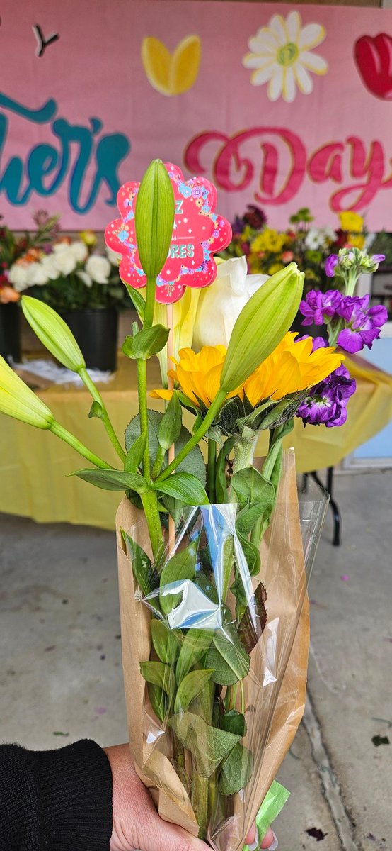 KarenDT (@klovez3) on Twitter photo Mother's Day Bouquet <a href="/DunnES_AISD/">Dunn Elementary AISD</a> Thank you for this, so lovely! Flowers make us look beautiful 😍 Mother's Day Bouquet <a href="/DunnES_AISD/">Dunn Elementary AISD</a> Thank you for this, so lovely! Flowers make us look beautiful 😍