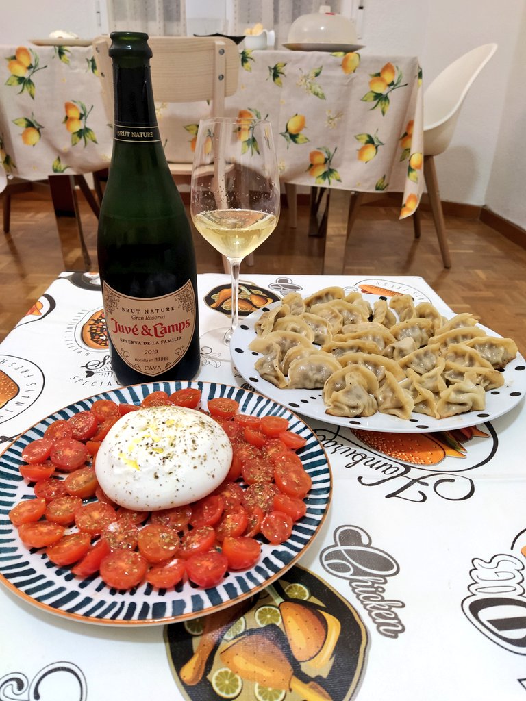 MiguelCallejaO's tweet image. Recuperando... 🥗 Ensalada de Cherrys y Burrata &amp;amp; Gyozas 🥟 Y burbujas, muchas burbujas 🥂
🍷 Juve &amp;amp; Camps Reserva de la Familia 2019 🍇 #macabeu #parellada #xarello 🍇 @juveycamps @DO_Cava