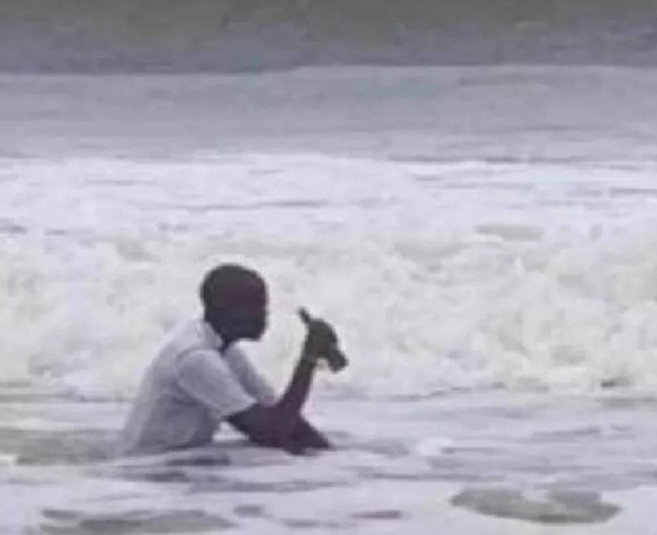 danielsardonyx's tweet image. If someone calls you fat just ignore them, you&apos;re bigger than that 😂😂