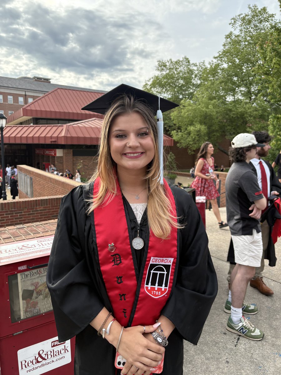 MelissaBusbin's tweet photo. Em #ugagrad https://t.co/HbIffjiGIh
