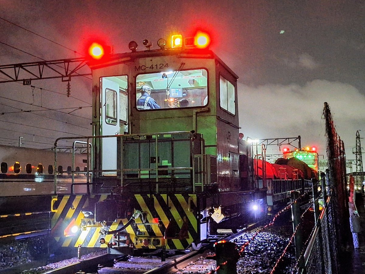 itsuki402003's tweet photo. 2025.5
山陽新幹線保守用車
軌道モーターカー及び運搬台車
←オサ　　　　　　　　ハカ→
　MC     +   運搬台車    +　MC
MC4123+3332+3333+MC4124
(3332+3333にはケーブル積載)
岡山新幹線保守基地 https://t.co/mAclAGs9Tp