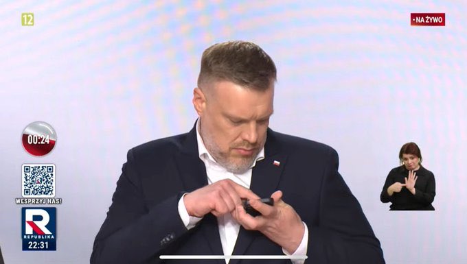 bolfranciszka's tweet image. Ja w autobusie zmniejszająca jasność ekranu do minimum, by ktoś nie zobaczył 1,21 zł w aplikacji bankowej.