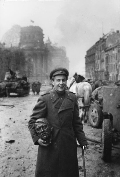 InfoMathias's tweet image. "Hitler kaputt!"

Der  sowjetischer Dichter und Liedtexter Jewgeni Dolmatowski auf einem Foto  vom sowjetischen Fotografen und Kriegsberichterstatter Jewgeni Chaldei.