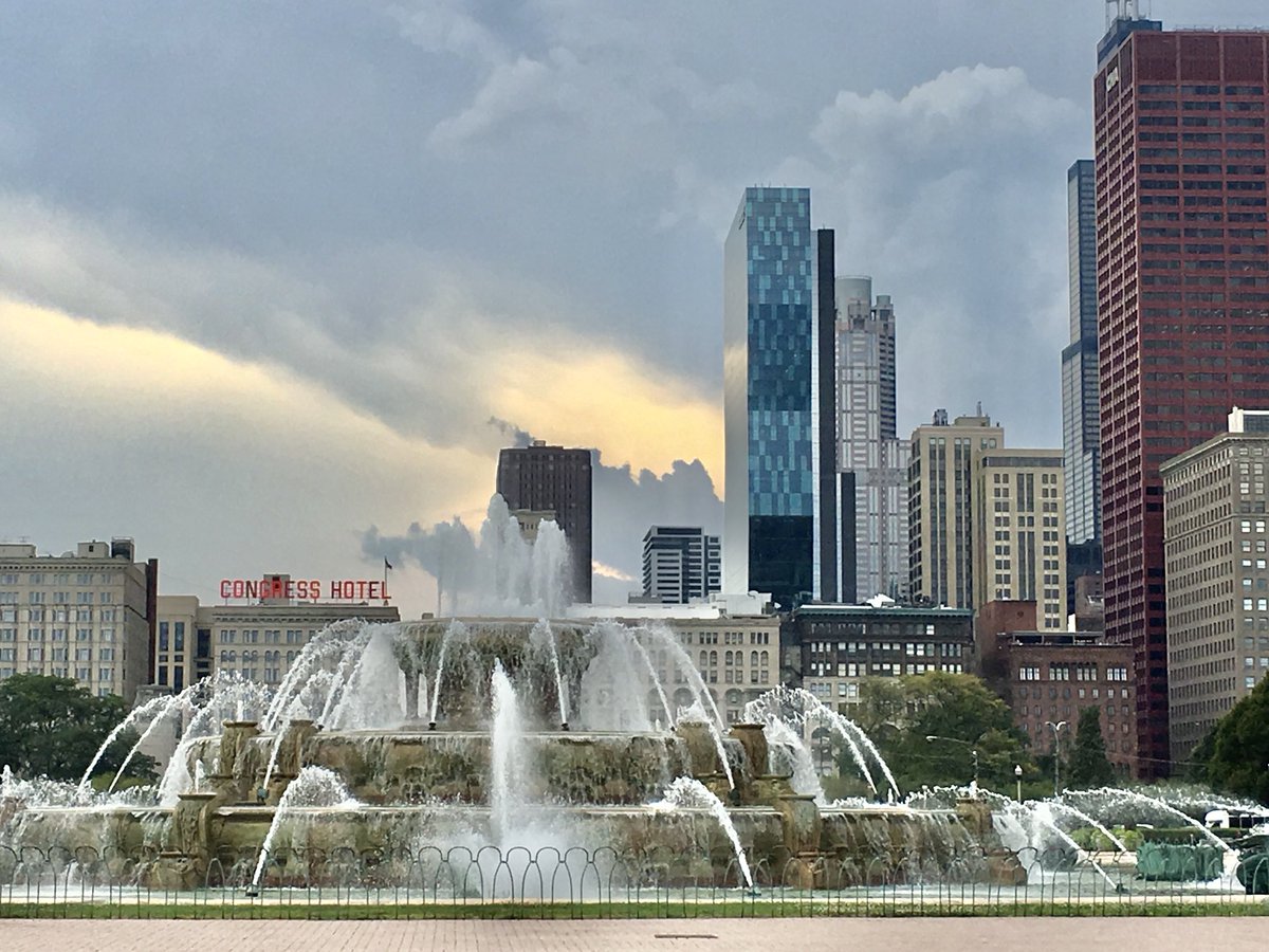 AndreaGuthmann's tweet image. #BuckinghamFountain’s back on… #Chicago’s kick-off to summer! 🎉find out about Da Pope’s South Side roots, Mayor’s housing initiative & more from @mitchtrout @BpopeTV & @ChrisJonesTrib @WBEZreset Weekly News Recap. 📻 @wbez wbez.org/reset-with-sas…