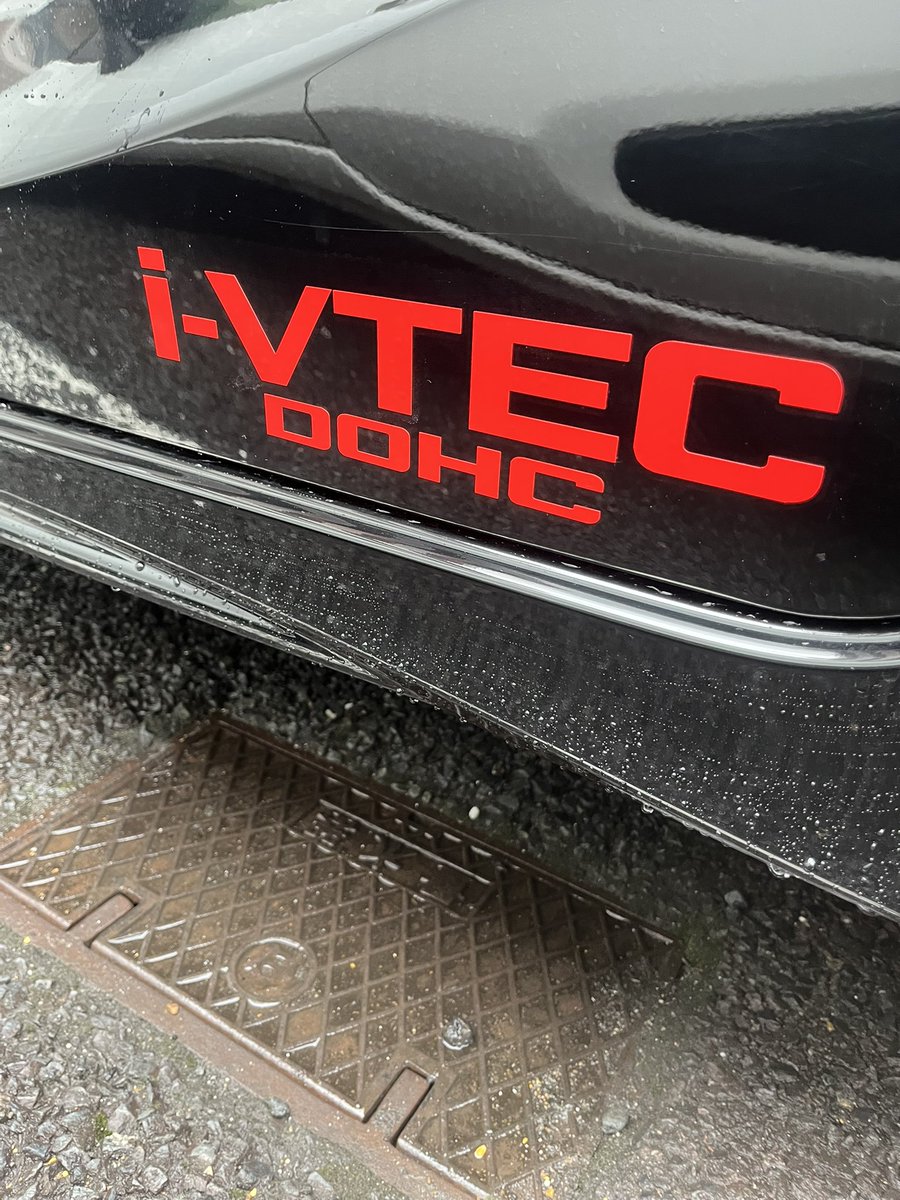 CIVIC_Curry's tweet photo. 再度が寂しかったので貼ってみました。LEBもI-VTEC搭載なので嘘ではないです。
もう少し暗い赤でもよかったかな?
とりあえず当面これでいきます。
#フィット3
#ステッカー
#iVTEC https://t.co/psXb9wIVr2