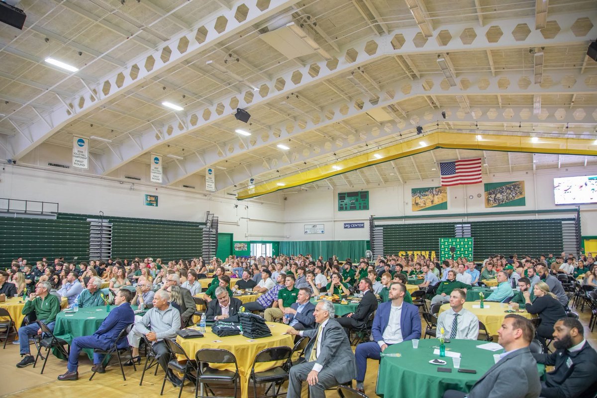 🤩 Best of #TheBernies 🐶💚💛

📸 sienasaints.com/galleries 

#MarchOn x #SienaSaints