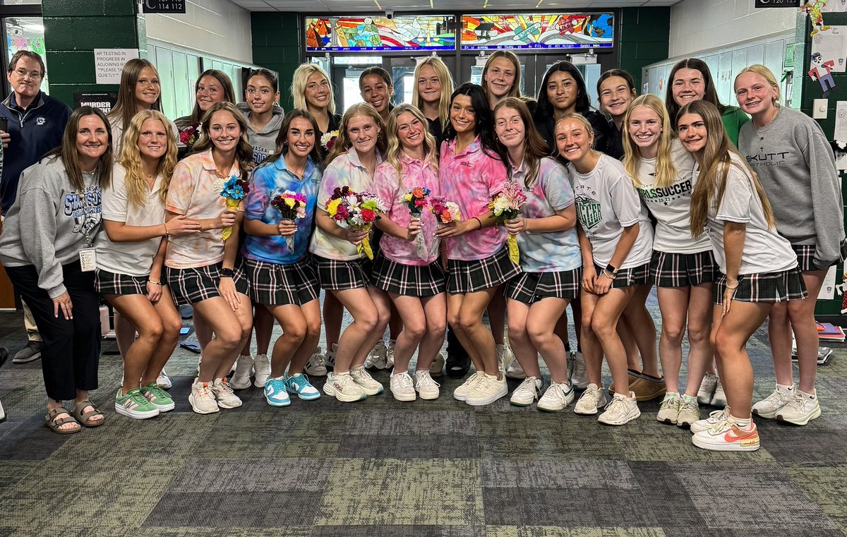 Didn’t get all the seniors in the pic, but HAPPY LAST DAY OF HS, girls!!! 💚🖤