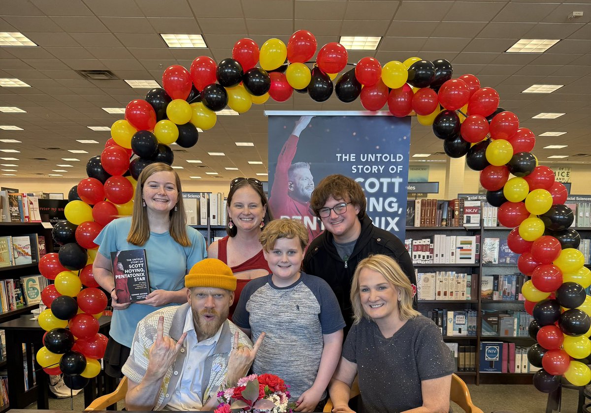 PTXFans's tweet image. Kids and I got to pick up Connie Hoyings book today and see her, Rick, and @scotthoying! It has been too long! Can’t wait to read the book. It looks amazing!