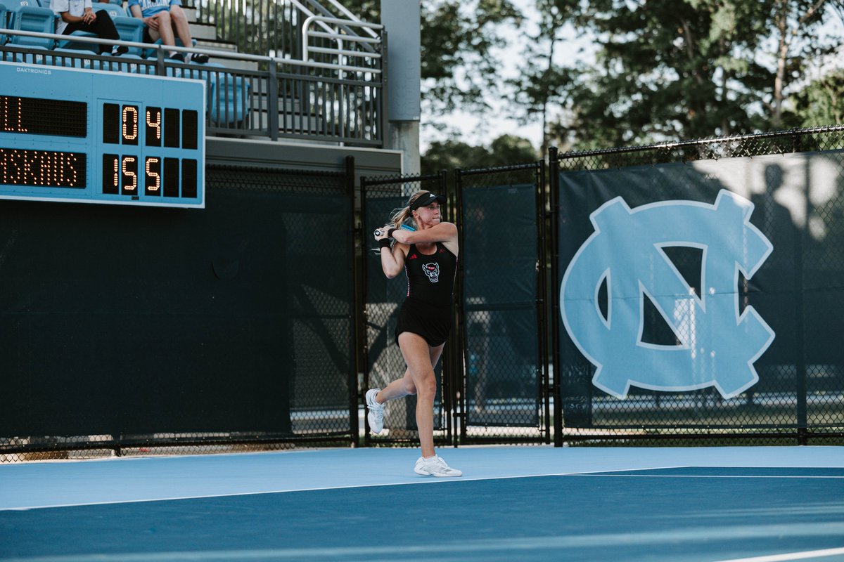 Gabia Paskauskas takes first set 6-4!!
#GoPack