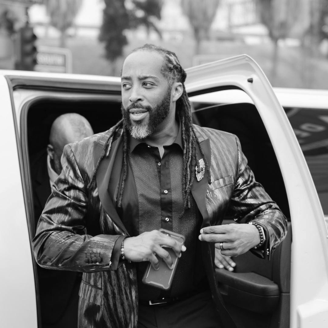 “Don’t settle for less,
even a genius asks-es questions.
Be grateful for blessings.
Don’t ever change.
Keep your essence”

- 2Pac, “Me Against the World”

...

#sekouandrews #poet #art #inspo #inspiration #lit #picoftheday #hiphop #rap #art #lyrics #quote #2pac