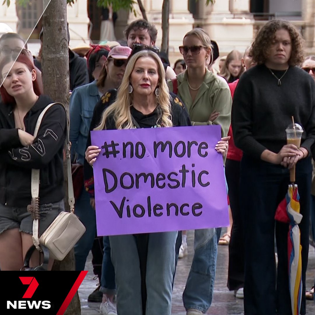 Brittany Higgins has joined hundreds at a rally against domestic violence in Brisbane’s CBD on Saturday morning. The former Liberal Party staffer held a sign that read “25 women killed and still not an election issue.” 7NEWS.com.au #7NEWS