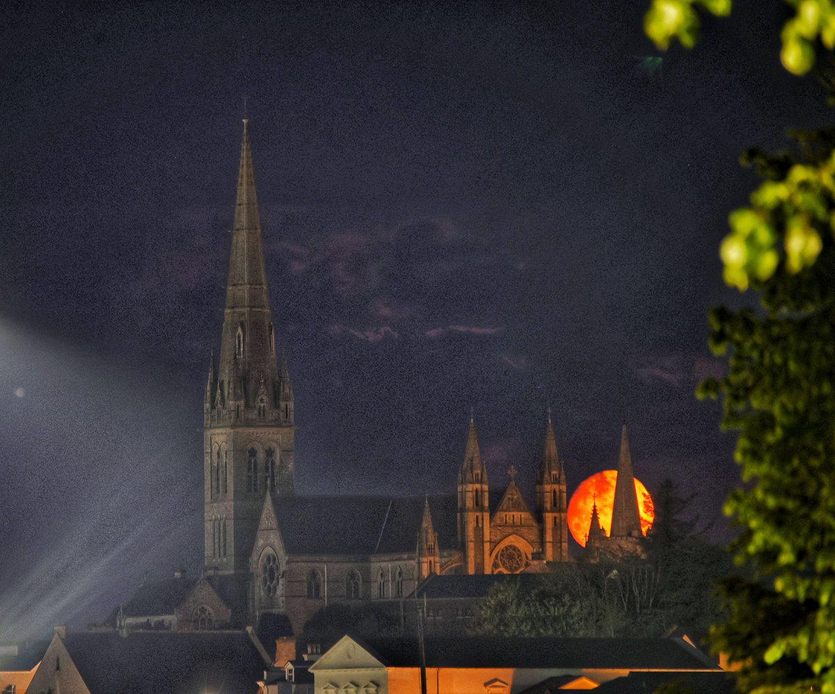 Setting moon made a brief appearance this morning behind St. Eunans cathedral, Letterkenny Co. Donegal #darknessintolight2025