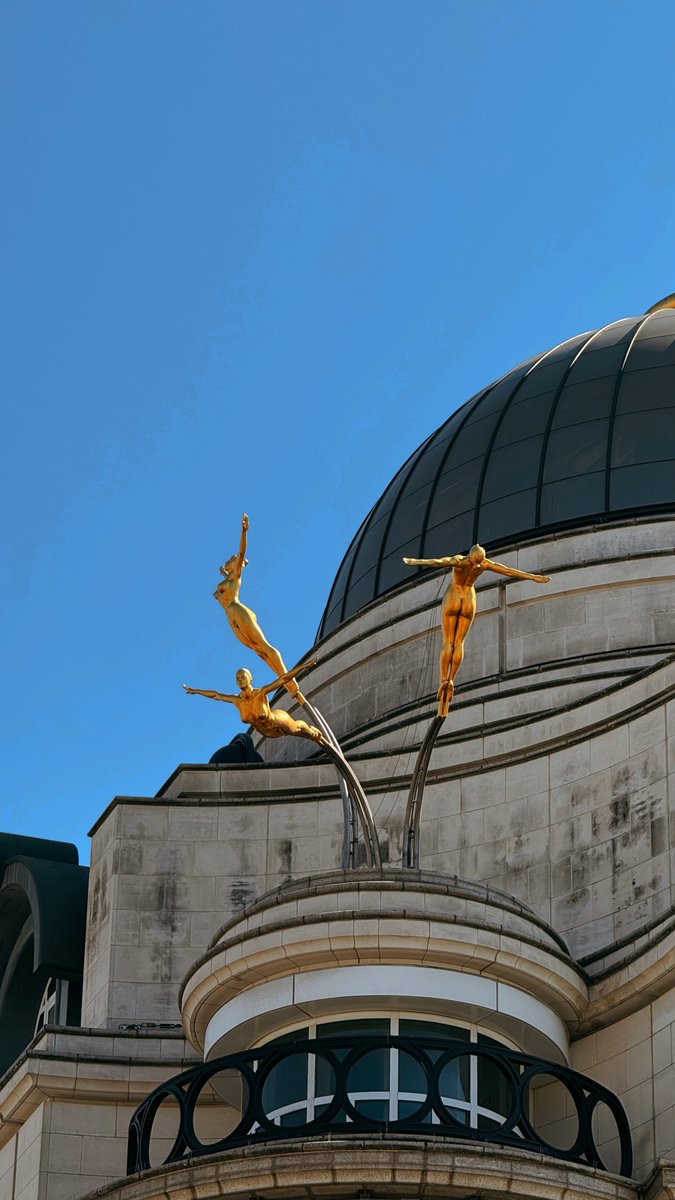 Sedikit mengupdate kehidupan london setelah 3 minggu mendekam di kosan dan ga jalan kaki karena ujian. Ada yang baru, sekarang Ikea ada di Oxford Street.