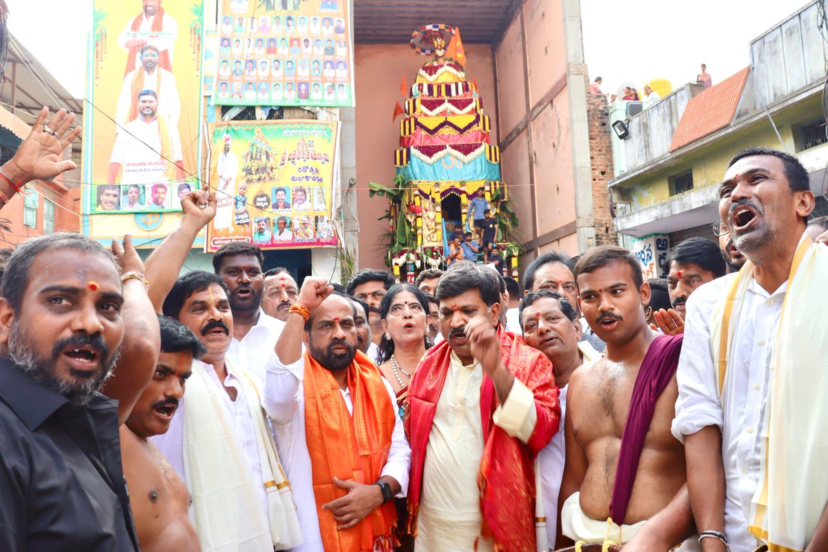 satyakumar_y's tweet photo. #ధర్మవరం లక్ష్మీ చెన్నకేశవ స్వామి మడుగు తేరు కార్యక్రమంలో పాల్గొన్నాను. అశేష భక్తజనం సమక్షంలో ఉత్సవమూర్తులను దర్శించుకొని, ప్రథమ పూజలో భాగమయ్యాను. పూజారుల ఆశీర్వాదం స్వీకరించాను.

నియోజకవర్గ, రాష్ట్ర ప్రజలు ఎల్లవేళలా సుఖసంతోషాలు, సిరిసంపదలు, ఆయురారోగ్యాలతో జీవించేలా చూడమని లక్ష్మీ చెన్నకేశవుని ప్రార్థించాను.
@BJP4Andhra @ArogyaAndhra