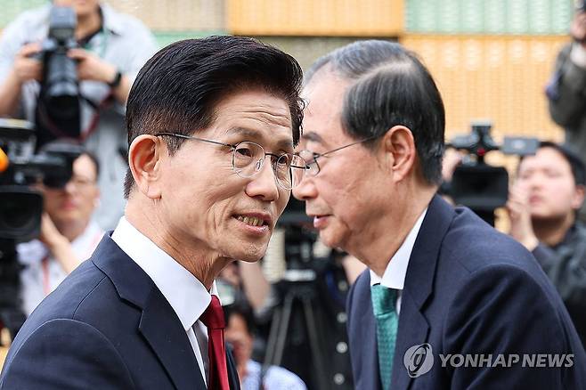 [속보] 한덕수 후보등록 불가

공직선거법 제49조 제6항
후보자 등록기간 중 당적변경한 자는 후보로 등록될 수 없다.